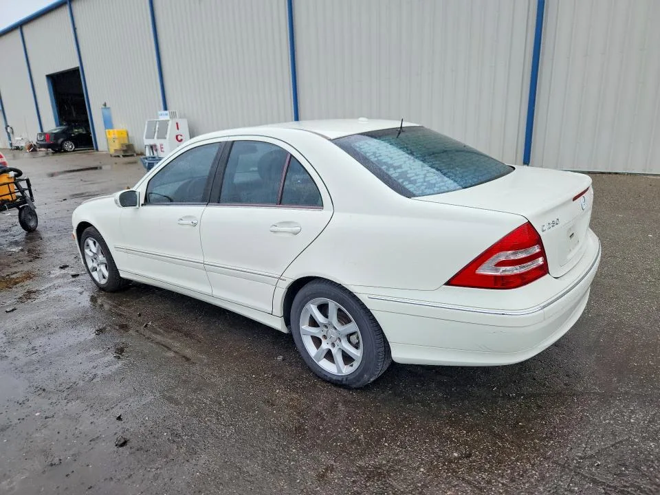 WDBRF92H57F876131 — 2007 MERCEDES-BENZ C photo 2