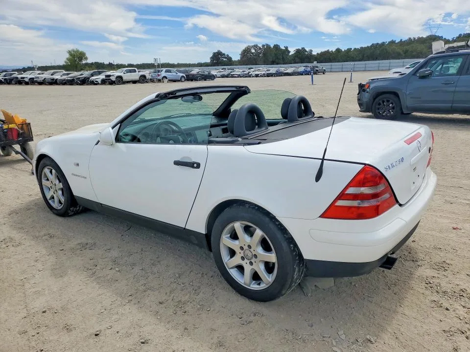 WDBKK47FXWF021401 — 1998 MERCEDES-BENZ SLK photo 2