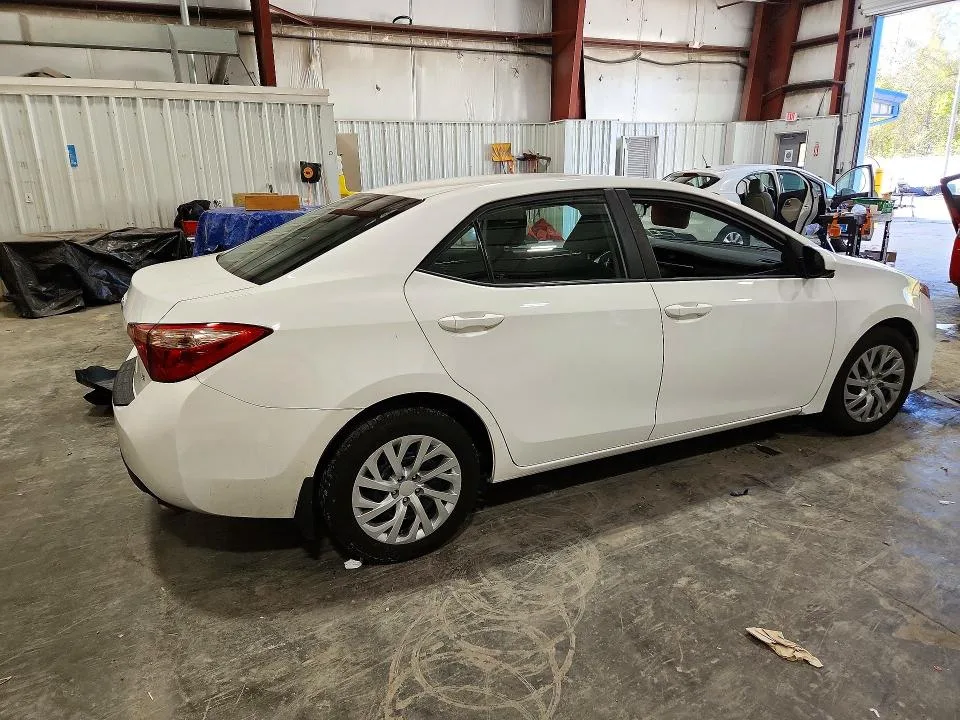 2T1BURHE1JC021268 — 2018 TOYOTA COROLLA photo 3