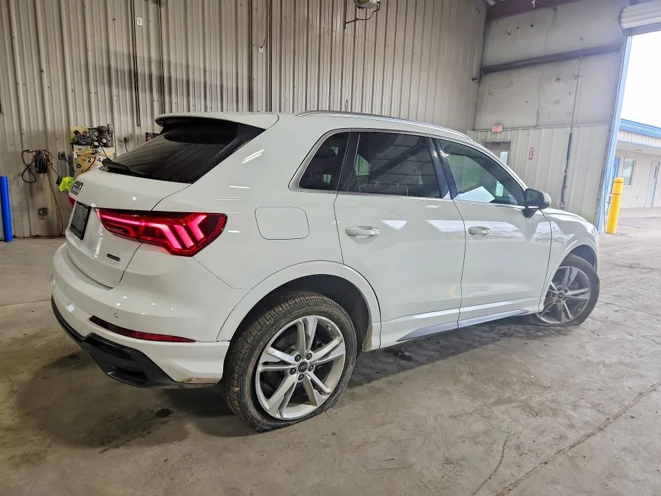 WA1EECF38M1152340 — 2021 AUDI Q3 photo 3