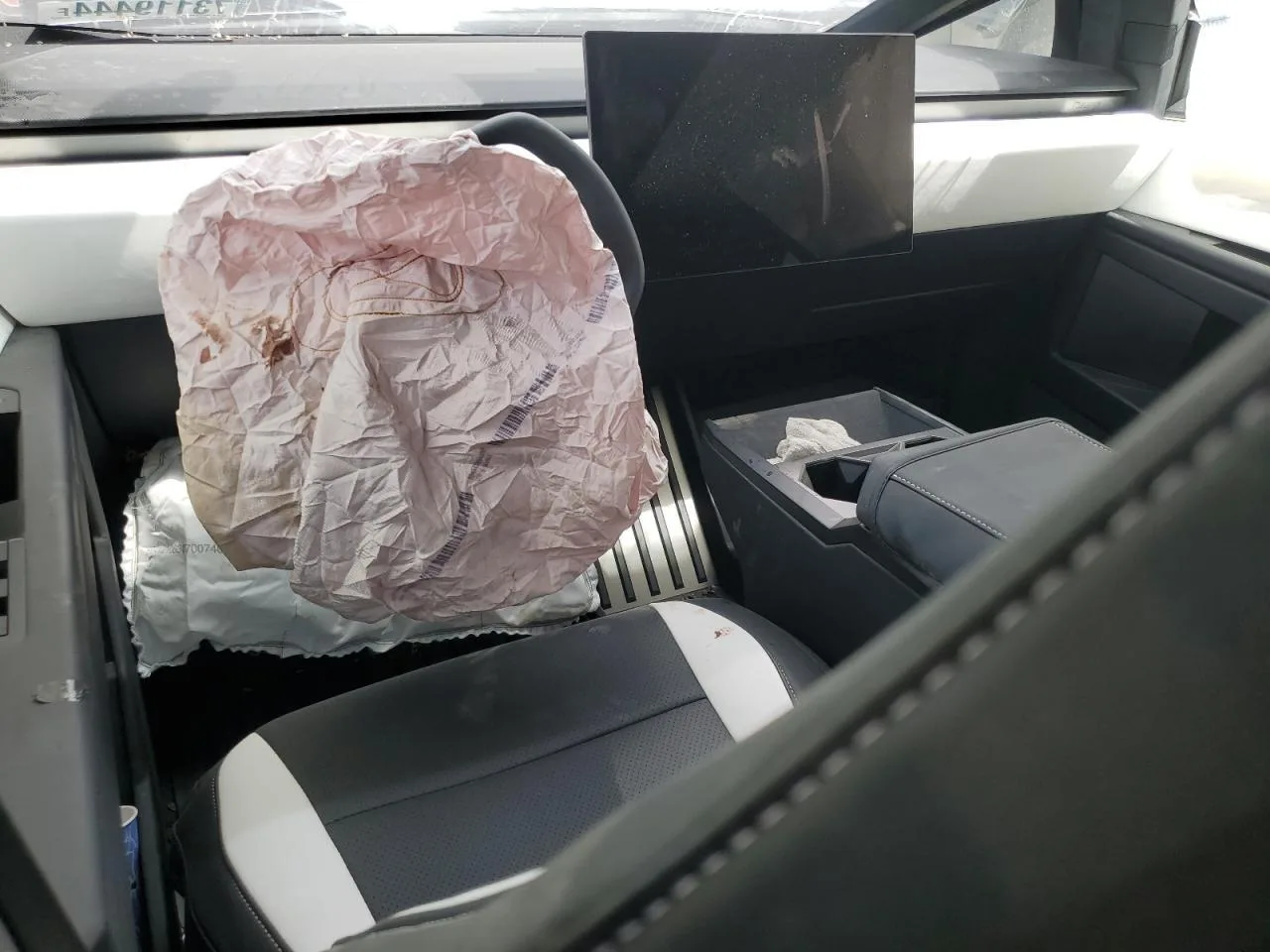 7G2CEHED7RA011806 — 2024 TESLA Cybertruck photo 4