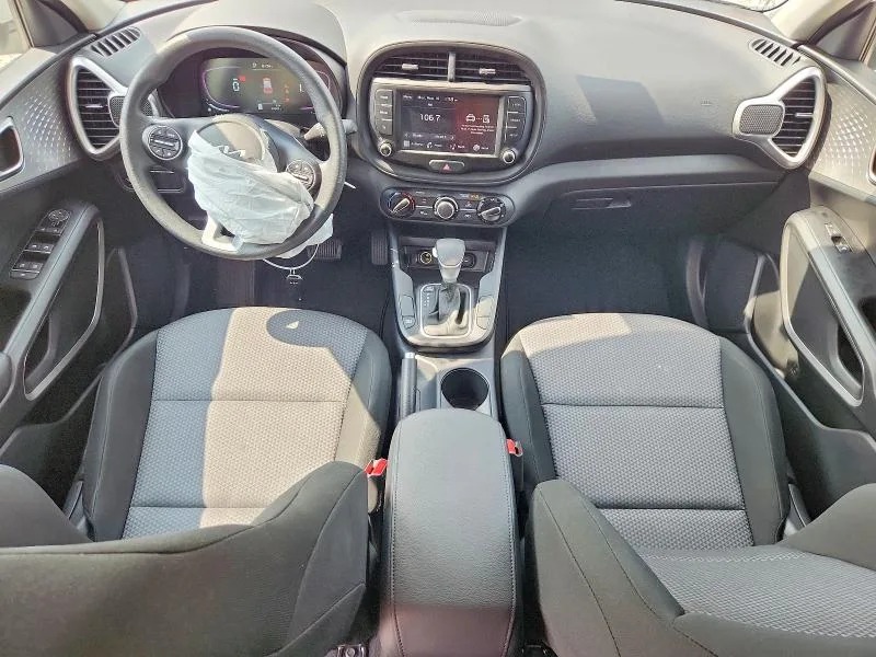 KNDJ23AU8P7867228 — 2023 KIA SOUL photo 8